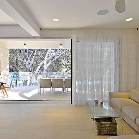 Chiponsky One - 5 Star Beachfront Property Бол Экстерьер фото